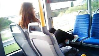 Dziewczyna mamuski filmiki z ładnymi cyckami wypina się z mężczyzny