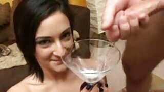 Blondynka darmowe filmy porno z mamuśkami z piercerem robi loda