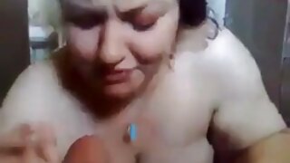 Napalona laska sex filmiki z mamuśkami pieści swoją cipkę
